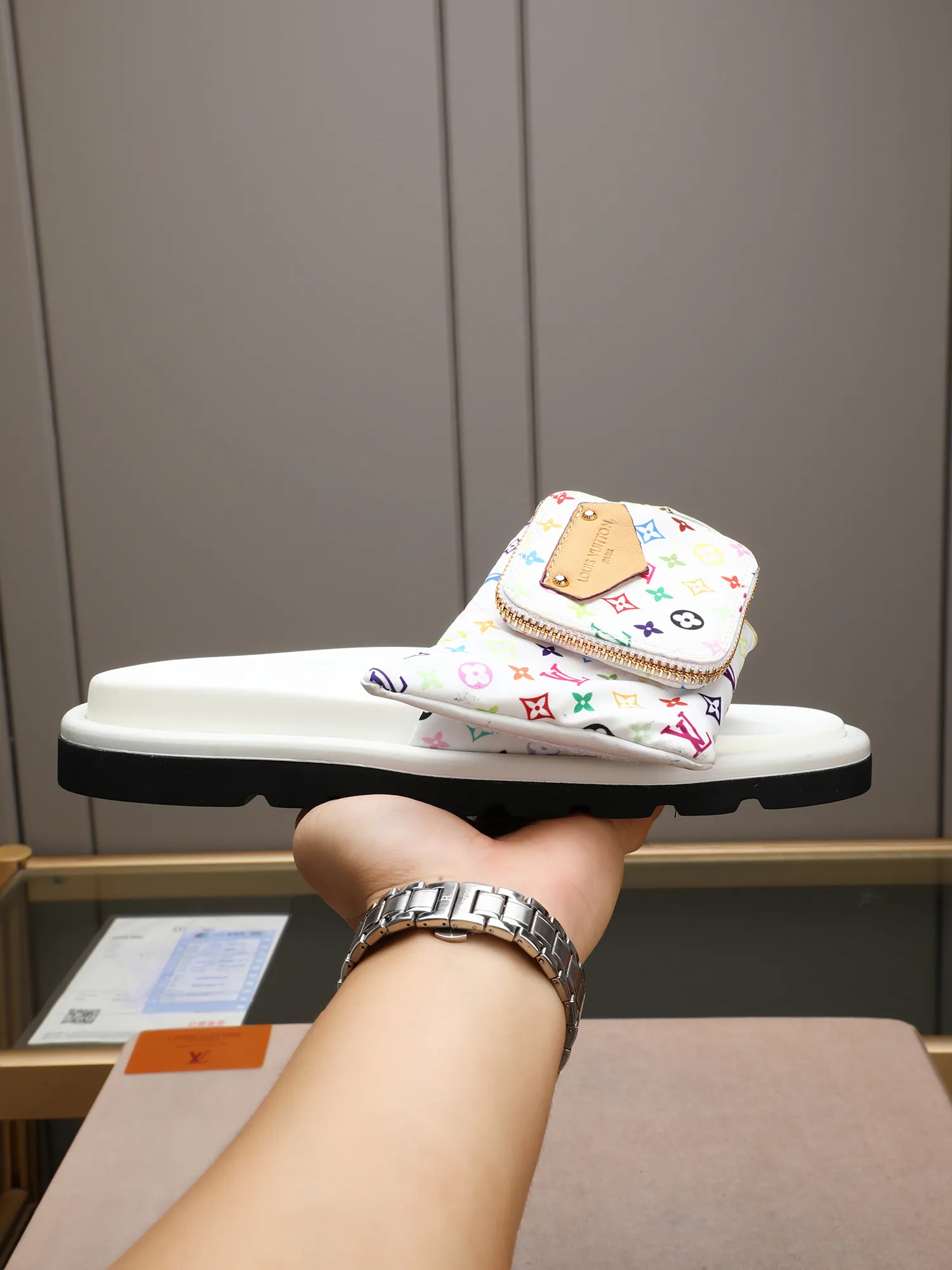PP400 couple model with drawer box [LOUIS VUITTON] Louis Vuitton, the latest LV official website printed wallet and men's and women's slippers🔥🔥🔥 are now on the market. The drawer box is packed with cloth bags and cards. The upper pattern looks very soft and waxy, and it is a super versatile leg slimming tool. Fabric: Imported denim/down silk cotton embossed, official website pattern printing, lining: water-dyed sheepskin down filling, comfortable to wear, feet: high elastic PU water table. Sole: foam sole, heel height: about 5cm. Size 35-46, 35, 45 and 46 are custom-made and cannot be returned or exchanged. Color: multiple colors available.